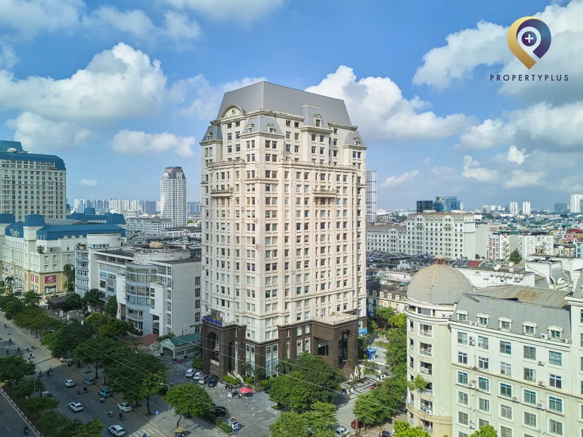 Góc nhìn tòa nhà Sudico Tower từ phía đường Mễ Trì với bầu trời xanh và cảnh quan xung quanh